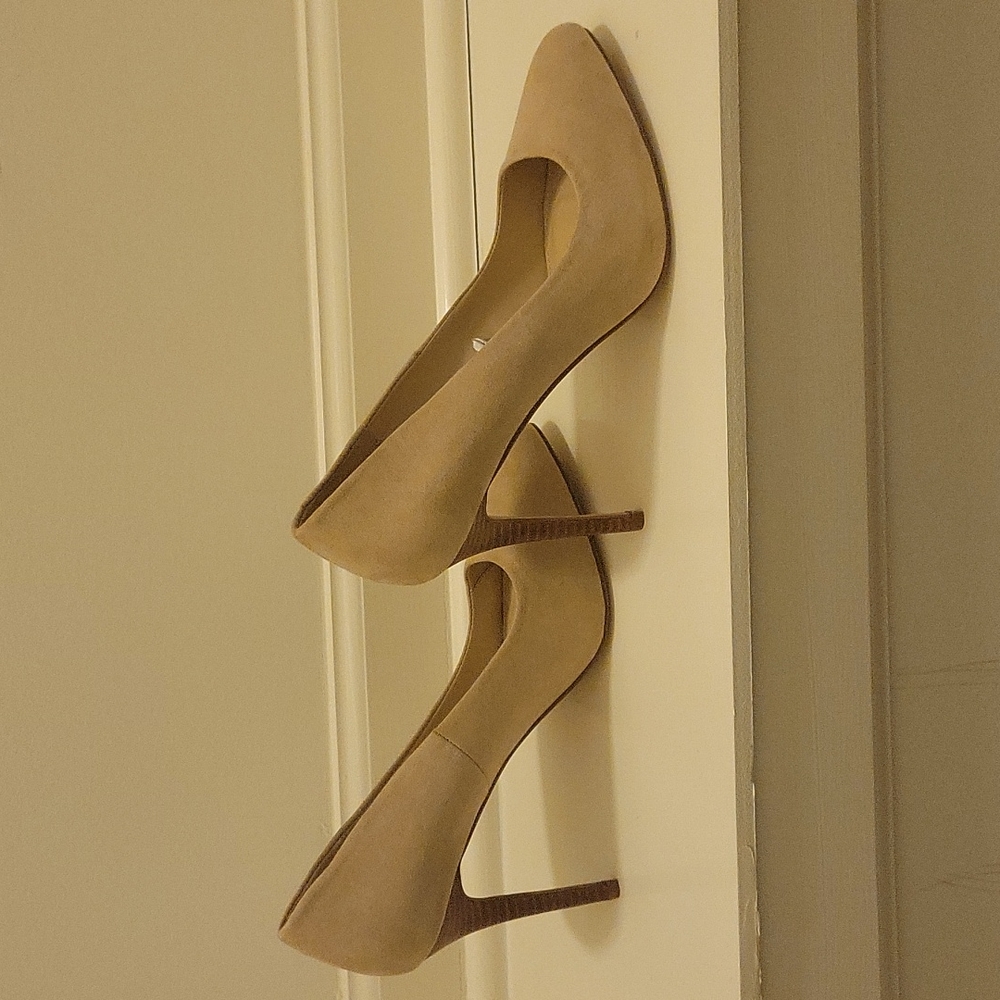 SZ 10 Nude heels